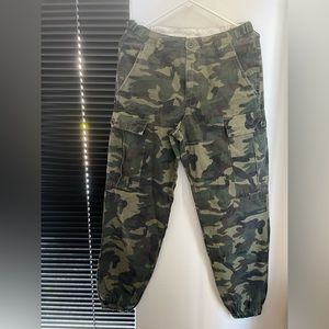 Camo pants size small from Fashion Nova. Worn once, great condition.